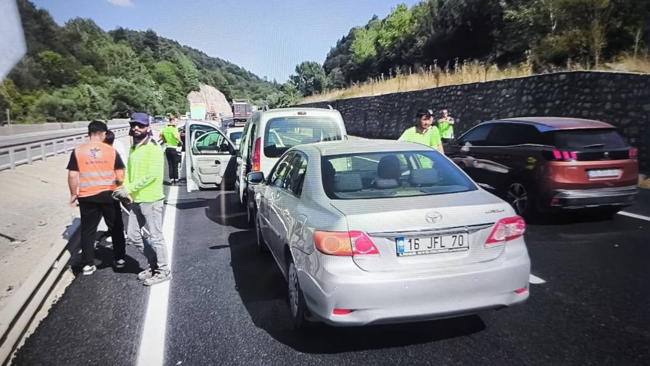 Mezit 11 mevkiinde zincirleme kaza: dört araç çarpıştı, bir yolcu yaralandı
