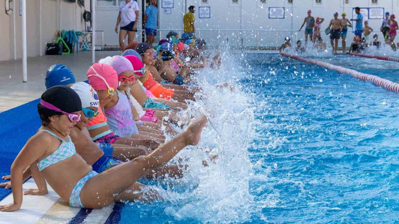 Mezitli'de yaz kurslarıyla bin 330 kişiye yüzme öğretiliyor