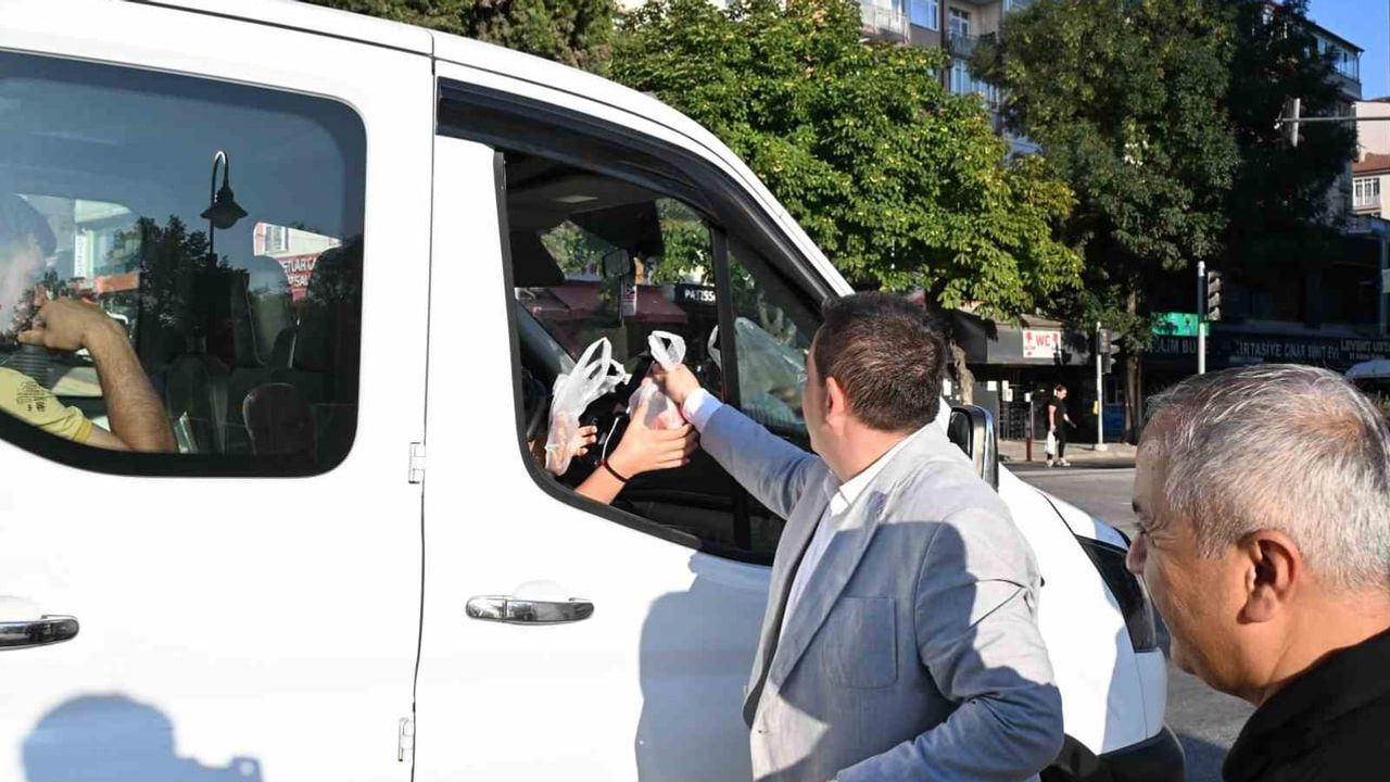 MHP'den sabah simidi: Talha Özkan el emeğiyle işçilere ikram etti