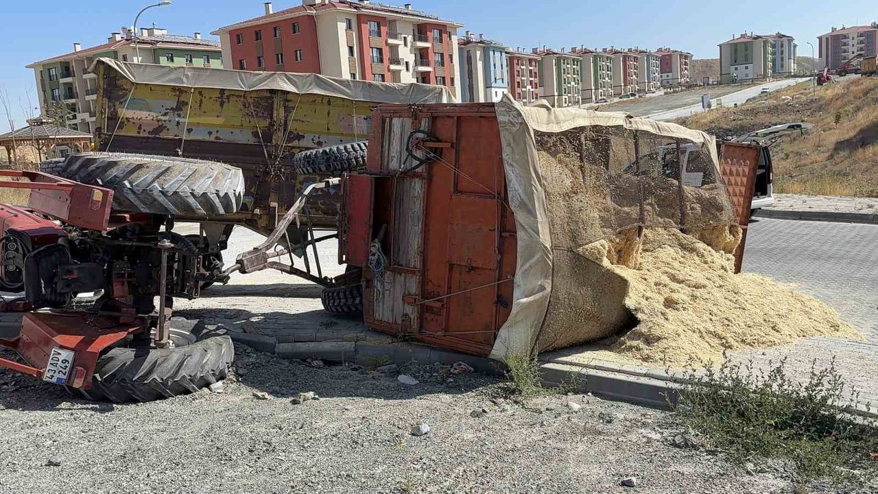 Mıcır karışımlı yolda kayan saman yüklü traktör sürücüyü yaraladı