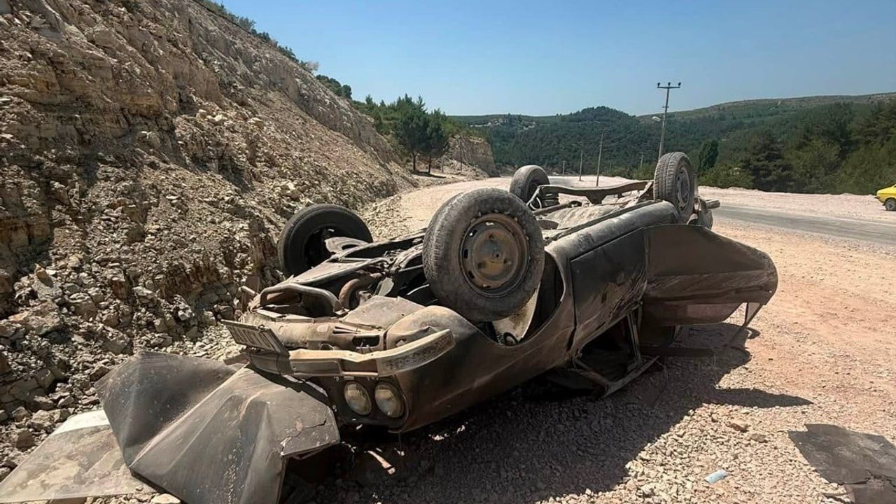 Mıcırlı yolda kontrolünü kaybeden otomobil yan araca çarptı: 3 yaralı