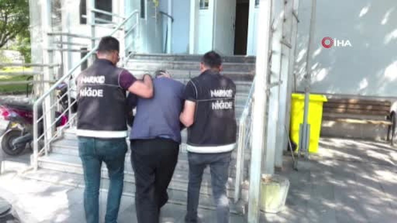 Midesinde ve bağırsaklarında yarım kilo uyuşturucuyla yakalandılar