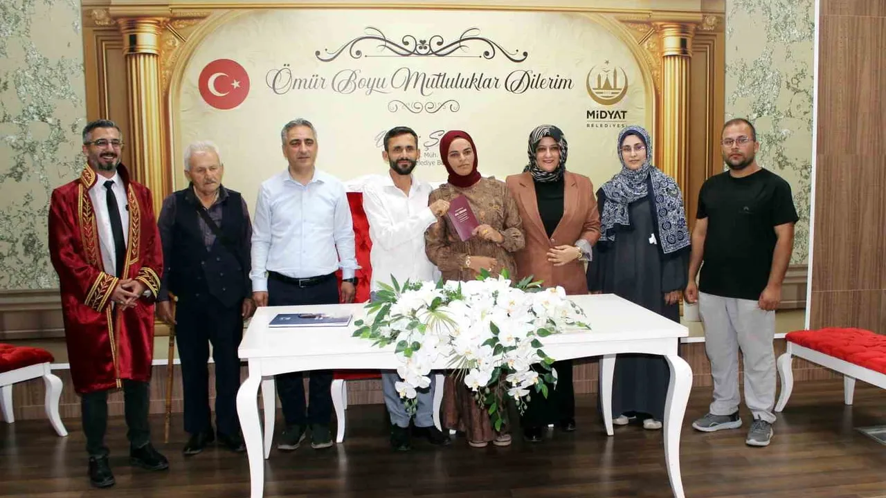 Midyat’ta işaret diliyle evlenen çiftin mutluluğu