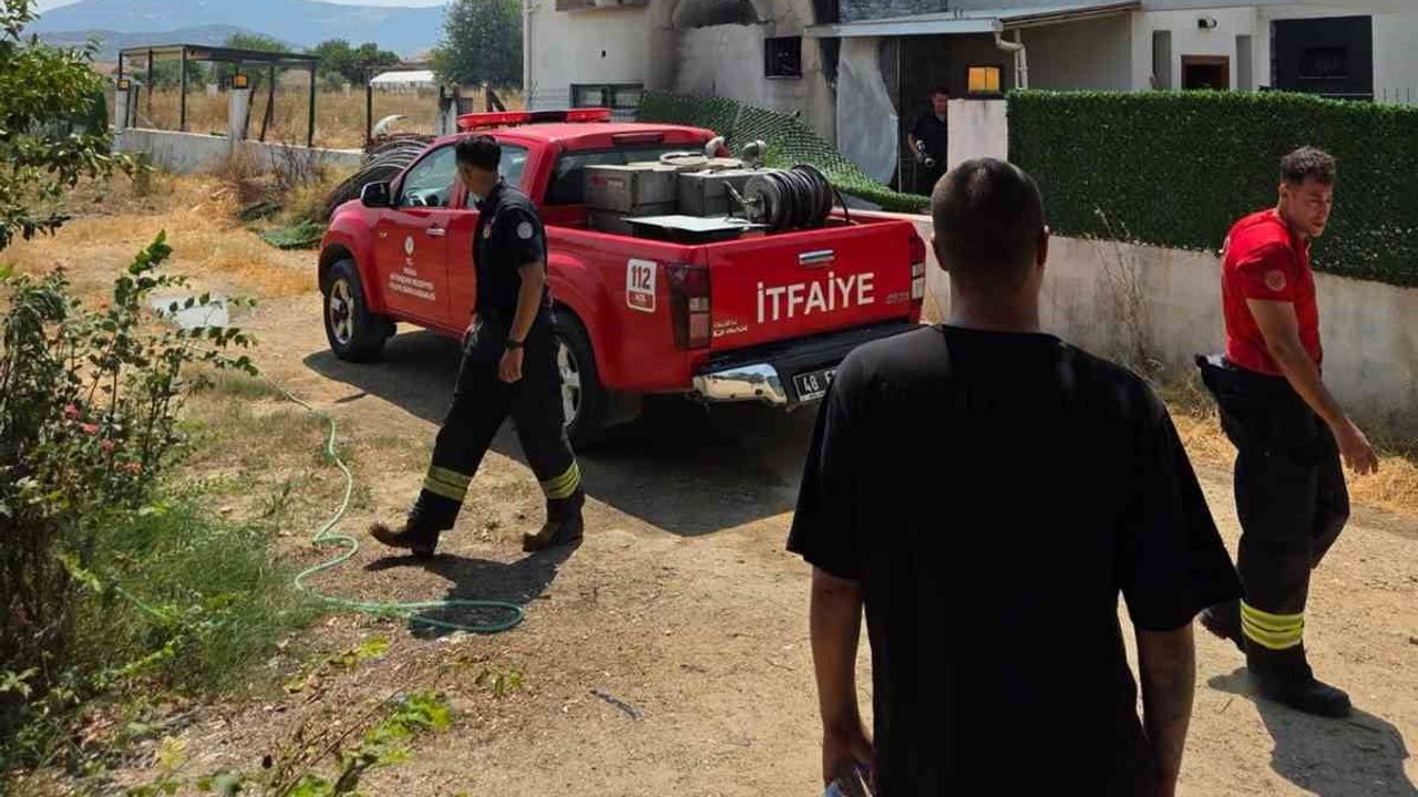 milas'ta ev bitişiğinde odun yangını