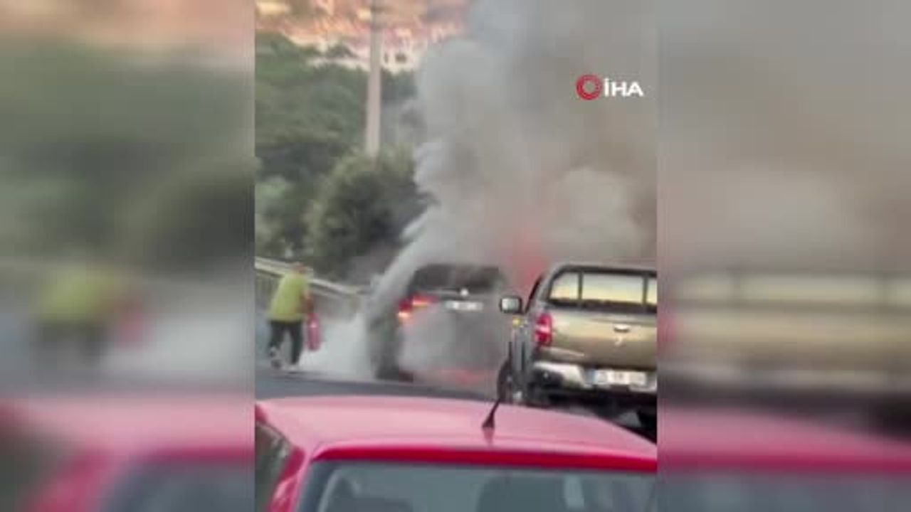 Milas'ta seyir halindeki otomobil alev aldı, araç hurdaya döndü