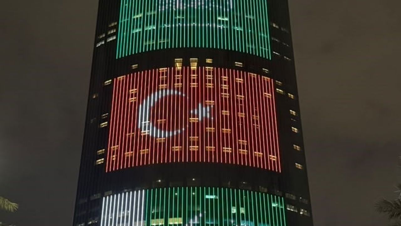 Milli dayanışma mesajı: Suudi simge yapılar, Türkiye ve Pakistan bayraklarıyla ışıklandırıldı