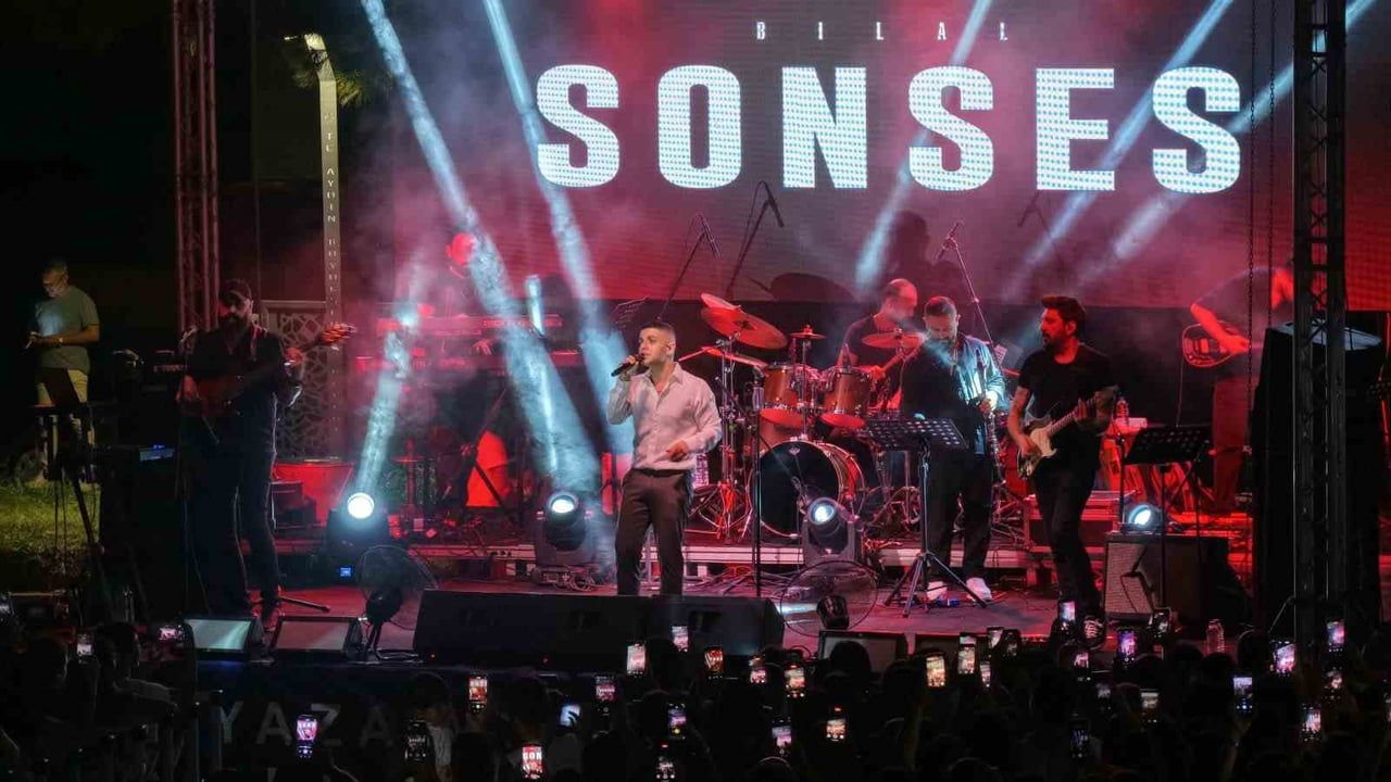 Mimar Sinan Parkı'nda yaz akşamını şarkılarla dolduran Bilal Sonses