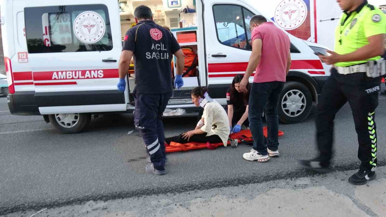 Minibüs tırın altına girdi: Malatya'da 19 mevsimlik işçi yaralandı