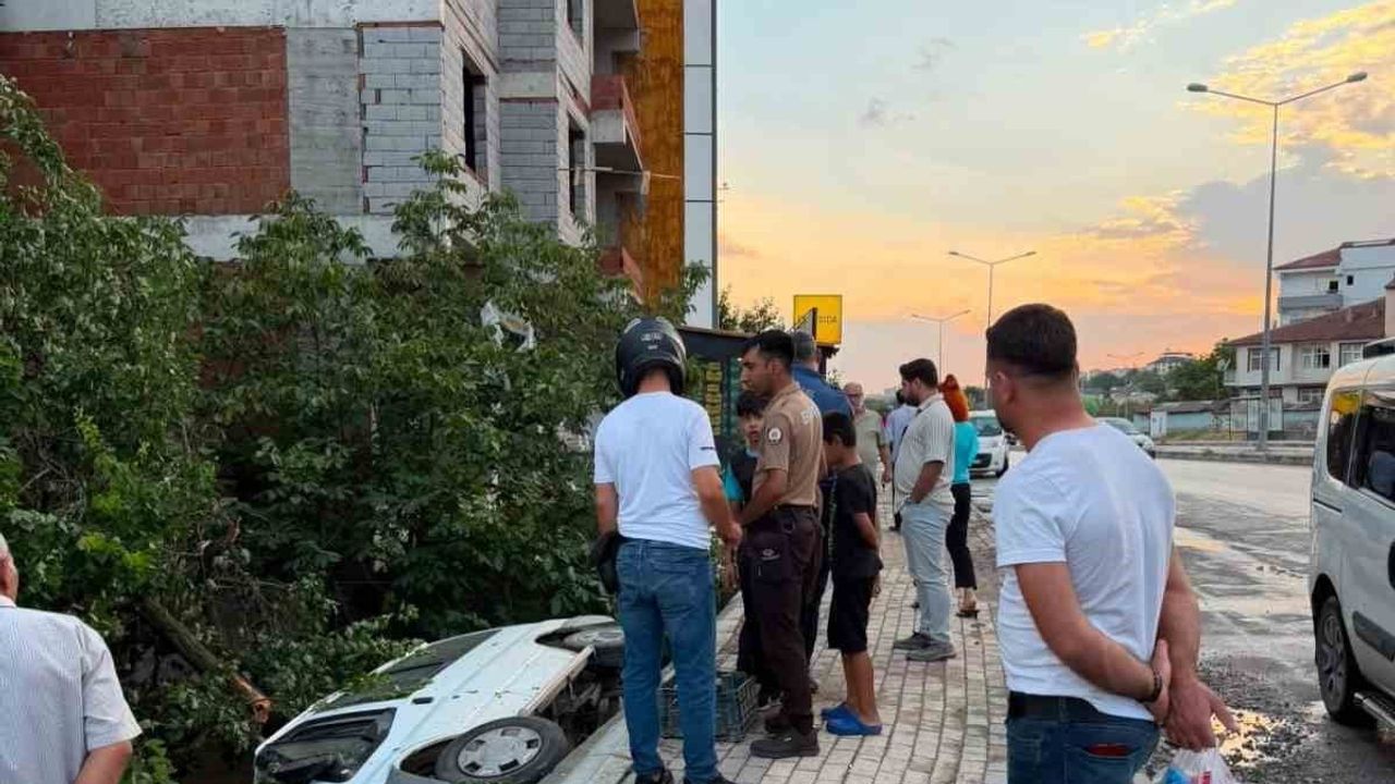 Minibüs yol kenarındaki standa çarptı, evin bahçesine devrildi