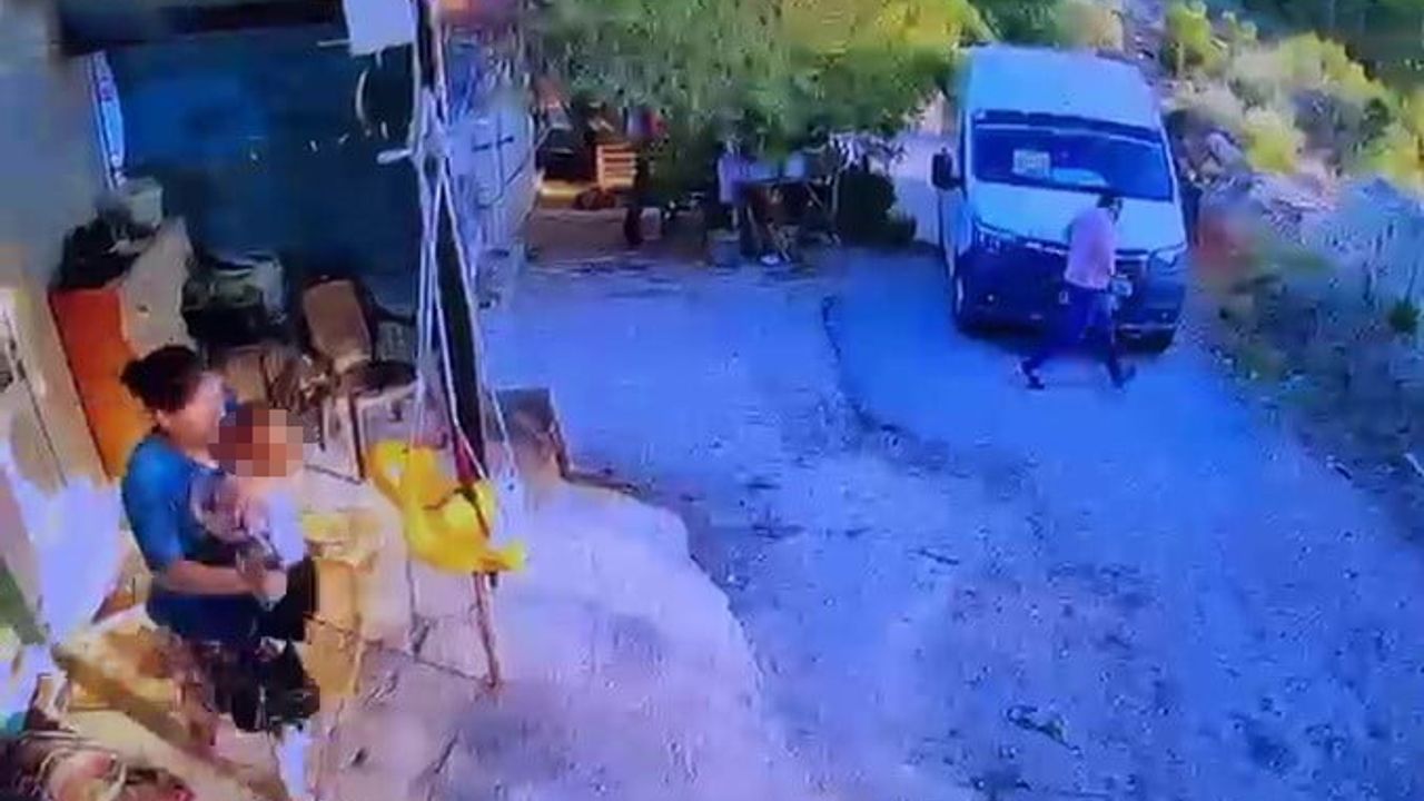 Minibüsle geri manevra evin önünde 1,5 yaşındaki çocuğun hayatını kaybetmesine yol açtı