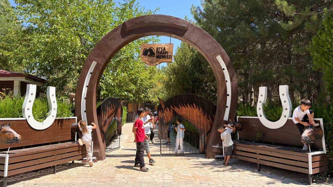 Minik eller filografiyle buluştu: Kur'an kursunda eğitim ve sanat iç içe