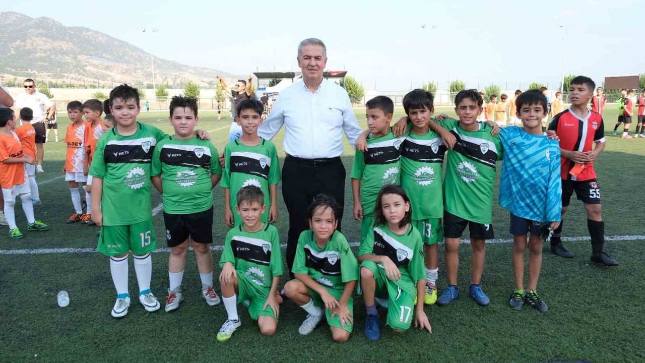 Minik futbolcular Buharkent'te kupalara koştu