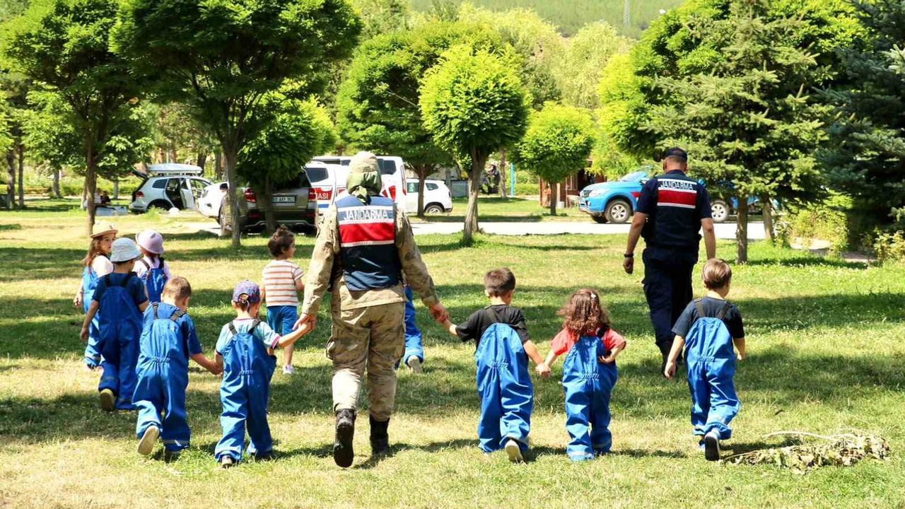 Miniklere Jandarma tanıtıldı: eğitim, gösteri ve hediyelerle geçen etkinlik