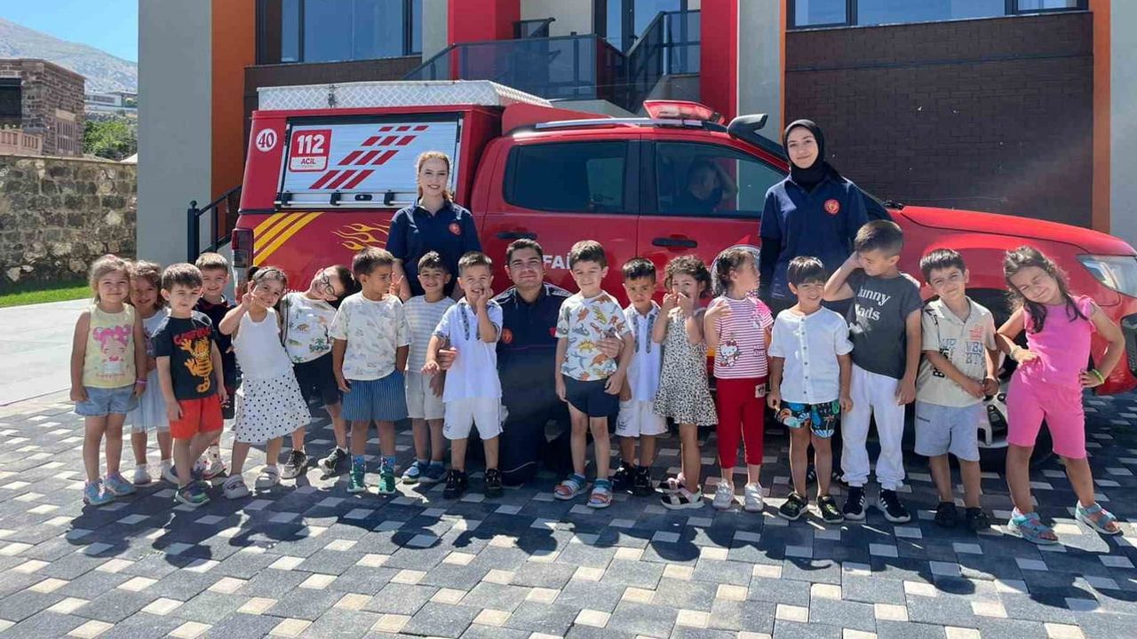 Miniklere uygulamalı yangın ve deprem eğitimi verildi