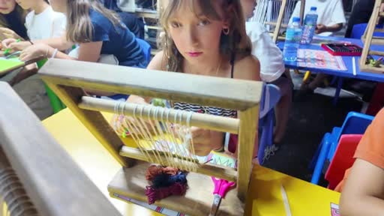 Miniklerin elinden çıkan kültür: Demirci'de halı dokuma atölyesi