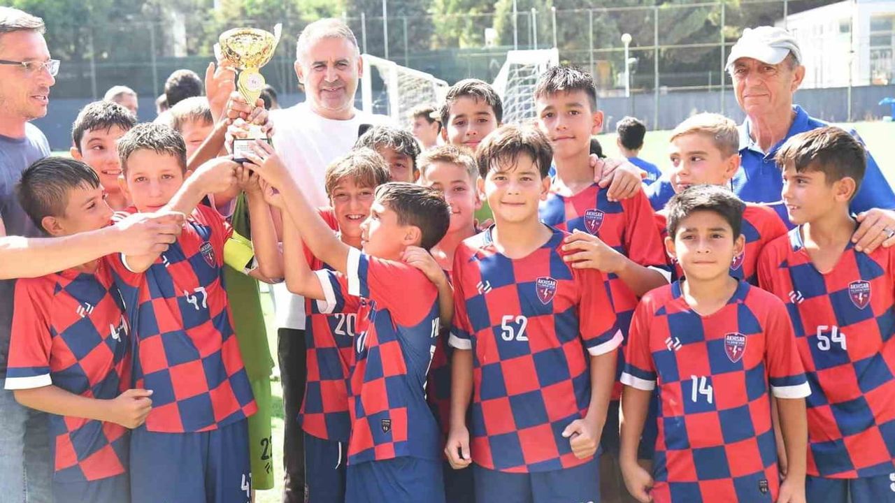 Miniklerin zafere yürüyüşü: Akhisar Yıldırımspor 30 Ağustos turnuvasının şampiyonu