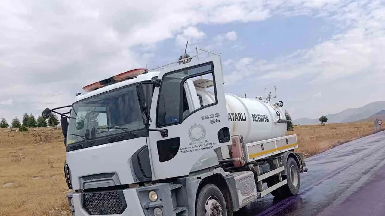 Mor akıntı yolları renklendirdi: Afyonkarahisar'da sürücüler oto yıkamaya akın etti