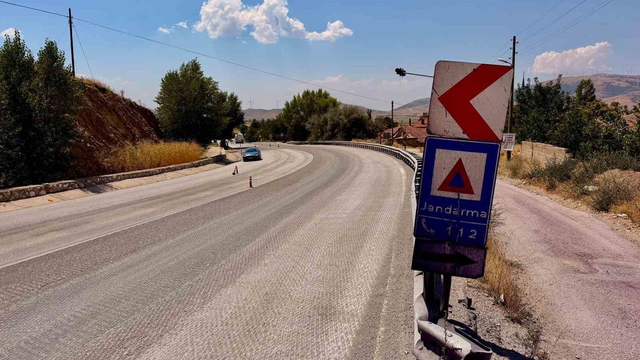 Mor iz bırakan döküntü 5 kilometrelik yolu kazımaya zorladı