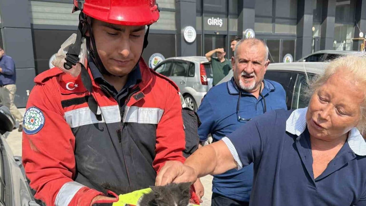 Motor kapağında mahsur kalan kedi itfaiye müdahalesiyle kurtarıldı