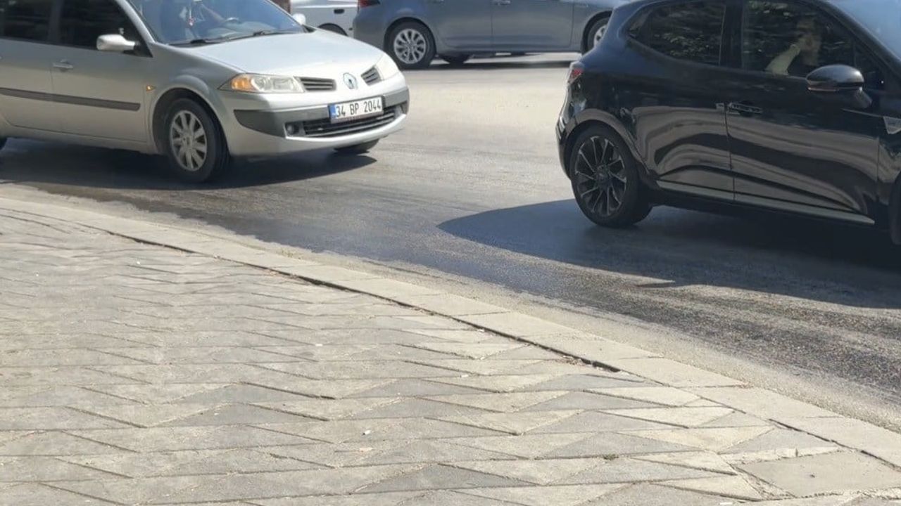 Motor yağı bulvarda sürücüleri zorladı