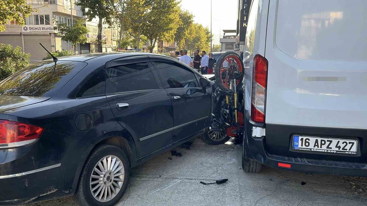 Motosiklet iki araç arasında sıkıştı: sürücü ağır yaralandı