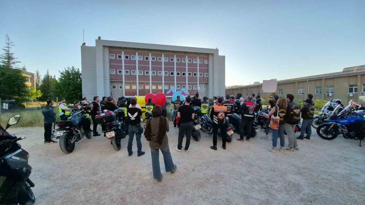Motosiklet konvoyu onkoloji servisindeki çocuklara moral verdi