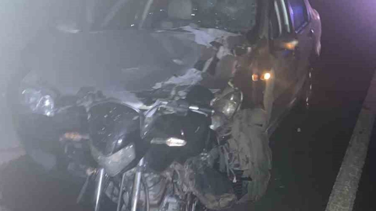 Motosiklet otomobilin önünde saplandı: üç yaralı