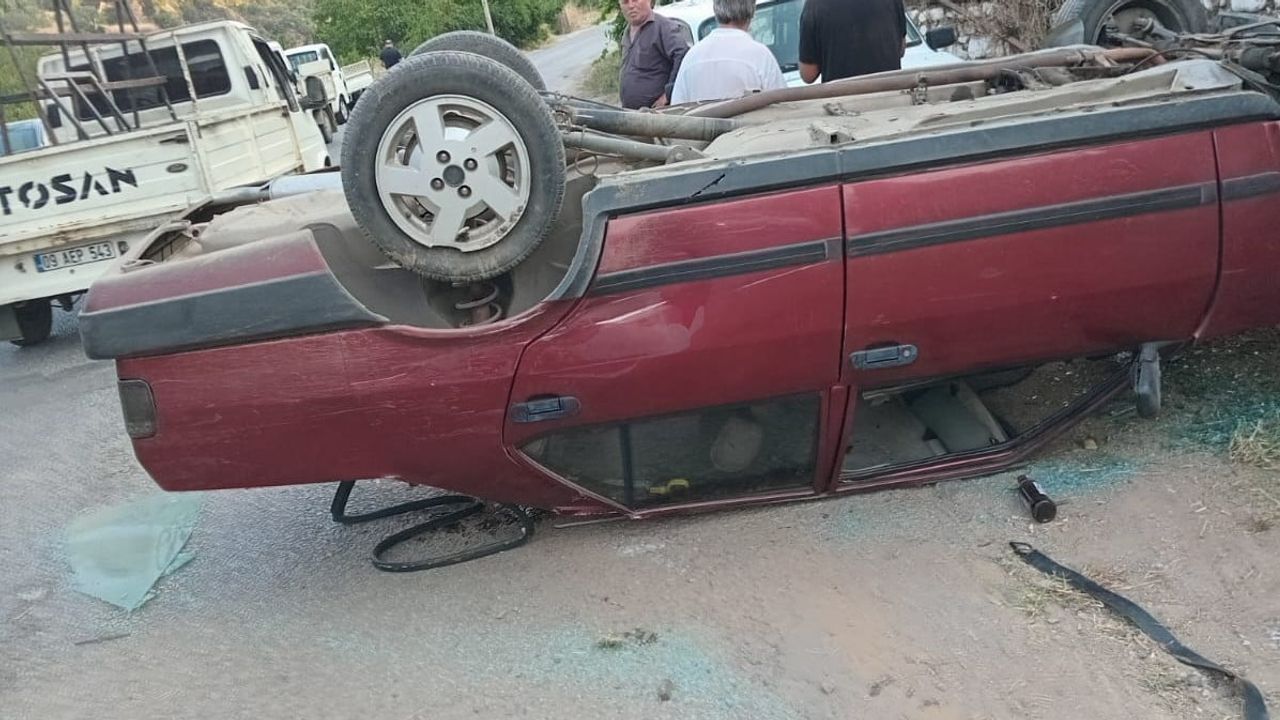 Motosiklete çarpmamak için manevra yapan otomobil bahçe duvarına çarpıp ters döndü