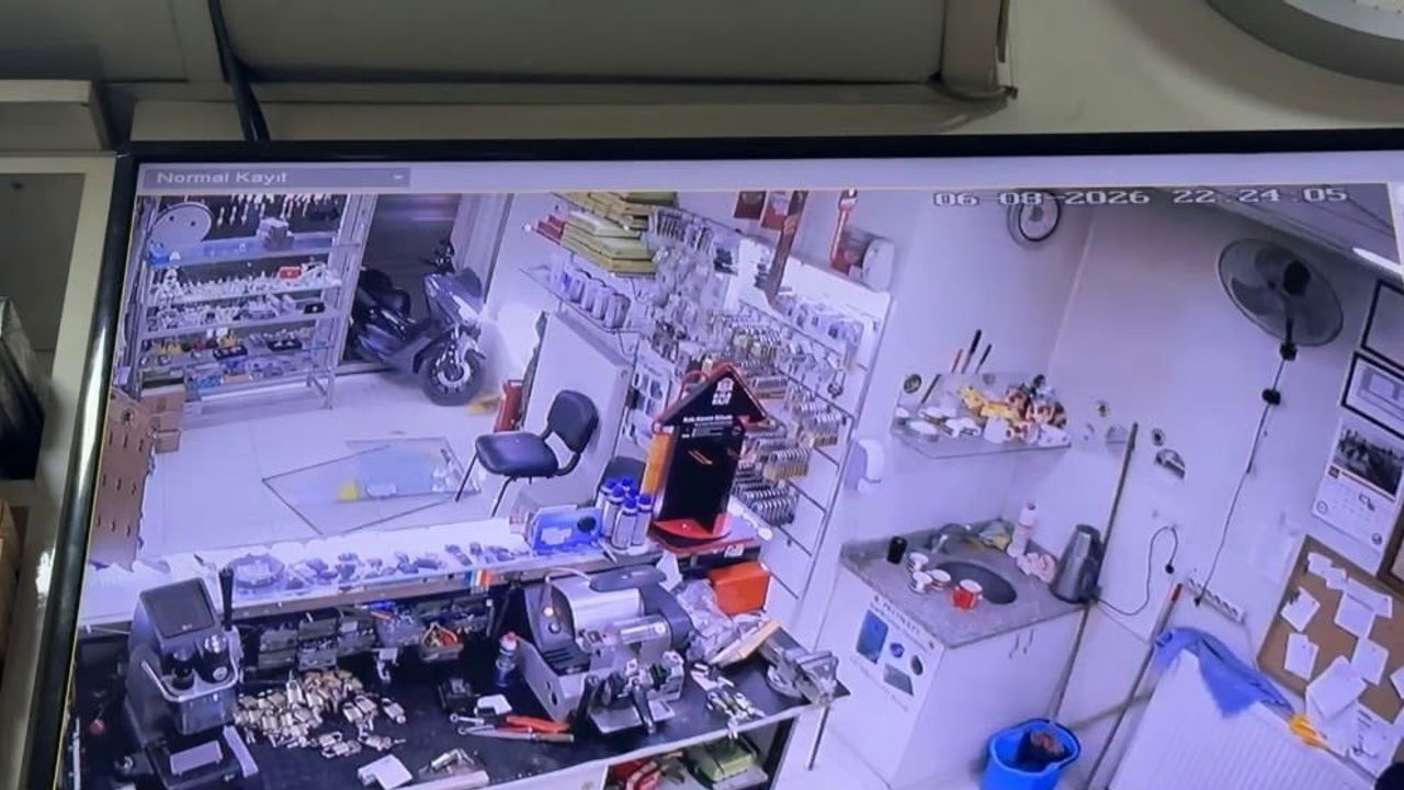 Motosikletin dükkan camını kırması güvenlik kamerasında; inceleme sırasında bıçaklı arbede
