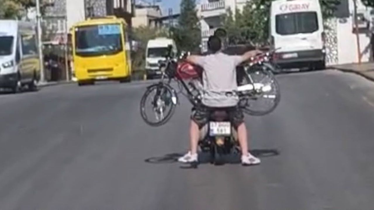 Motosikletin üzerinde motosiklet taşıyan iki kişi trafikte tehlike oluşturdu
