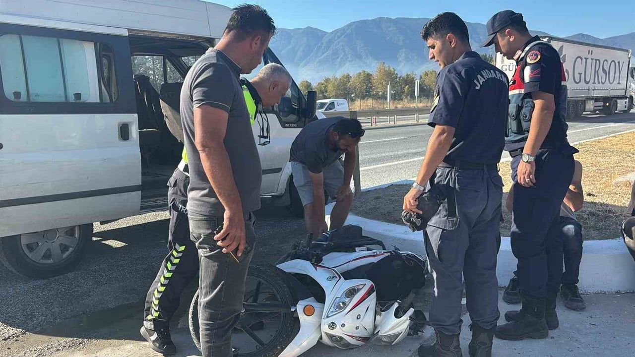 motosikletin yavaşladığı an arkadan çarpan minibüs iki kişiyi yola savurdu