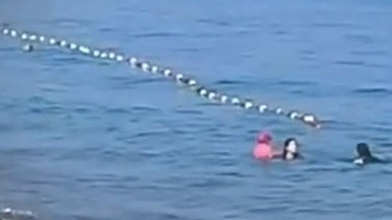 Mudanya'da Çamlık Tepe'de kayan toprak denizde yüzenleri ürküttü