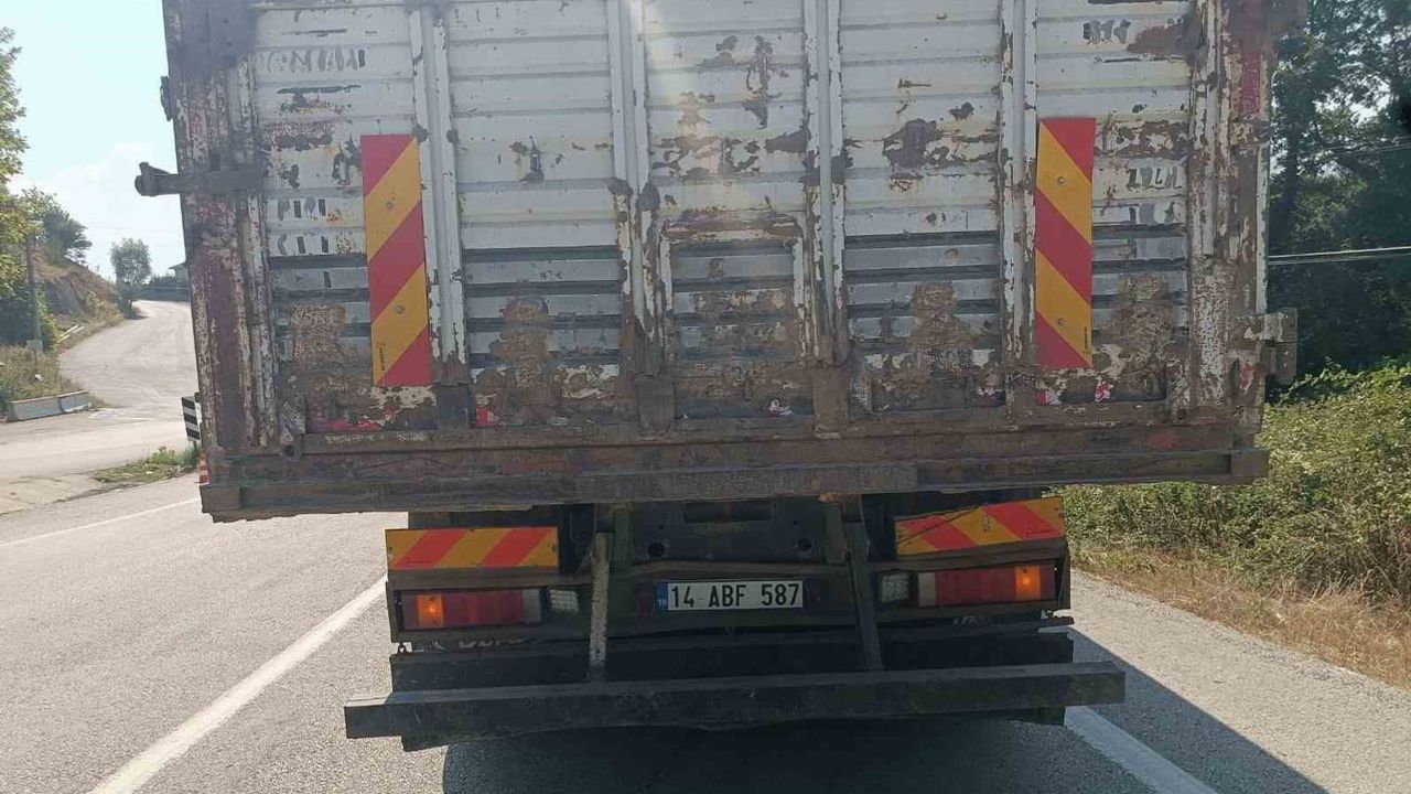 Mudurnu'da kavşakta çarpışma: kamyon ile otomobilde biri çocuk üç yaralı