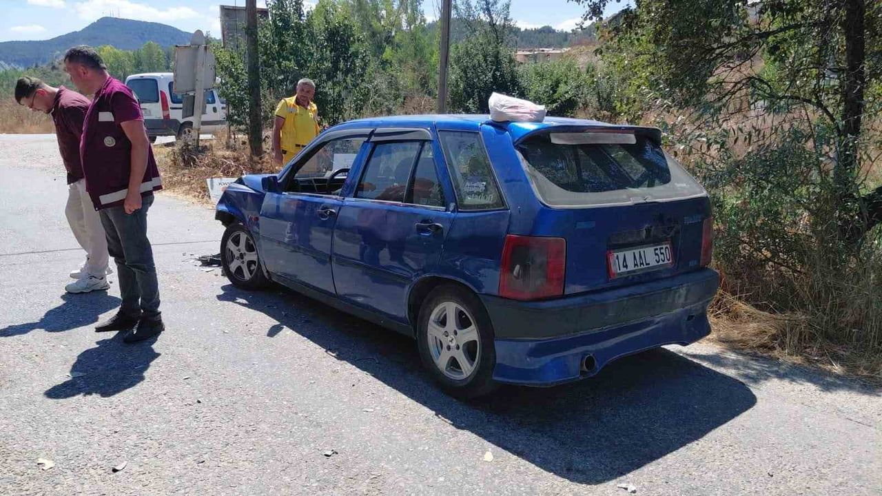 Mudurnu'da kavşakta çarpışma: motosiklet sürücüsü yaralandı