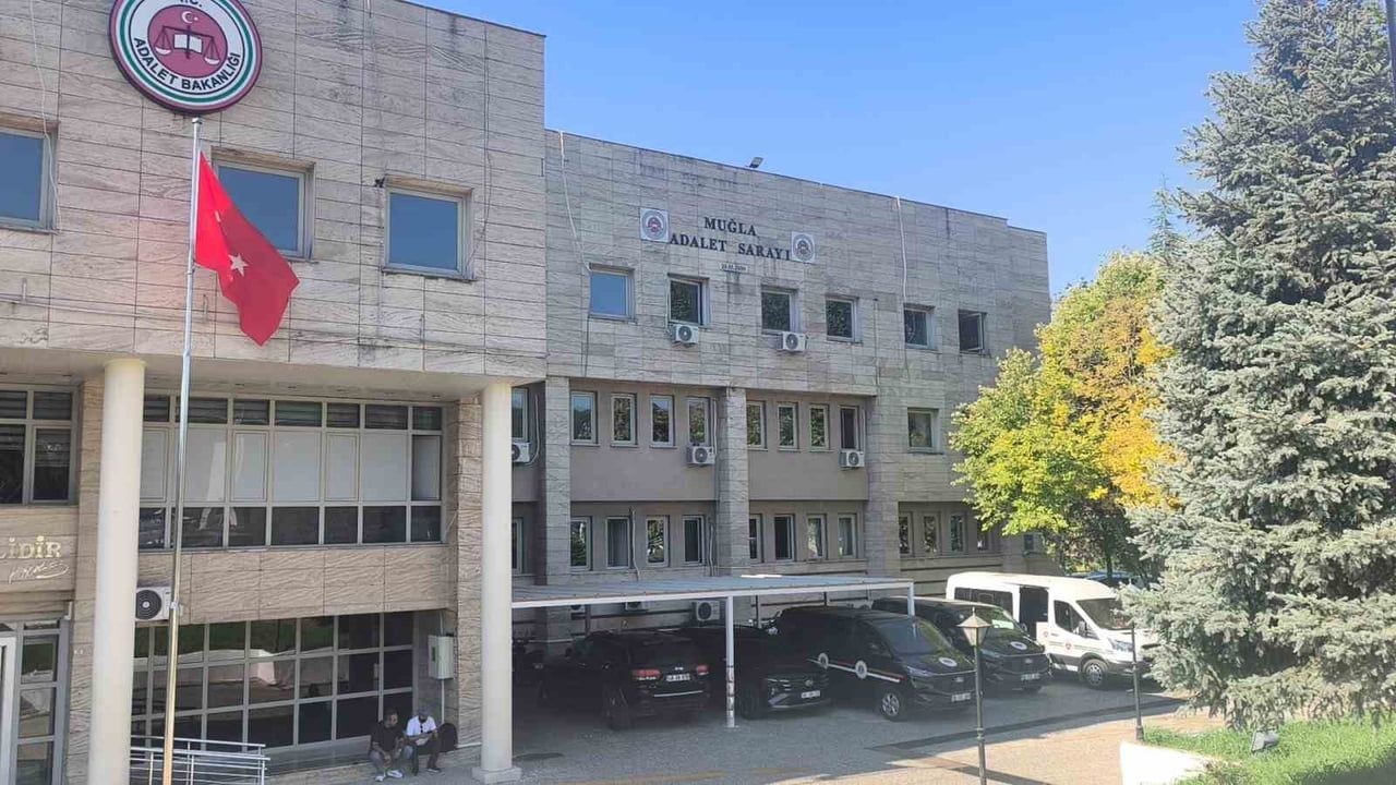Muğla'da çakmakla Türk bayrağını yakma girişimi: şüpheli adliyeye sevk edildi