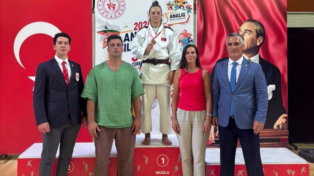 Muğla'da kürsünün zirvesine çıkan Tuana Kambur Türkiye şampiyonu
