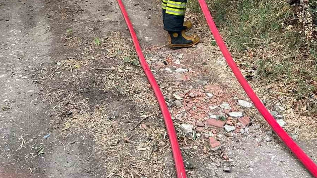 Muğla Menteşe'de vatandaş ve itfaiye müdahalesiyle yol kenarındaki ot yangını söndürüldü