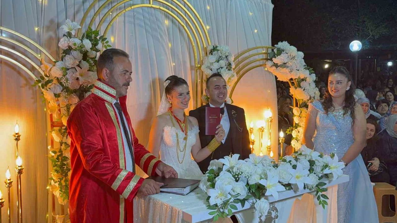 Muhtar baba nikahı kıydı: Etili'de Mutlu ile Emine hayatını birleştirdi