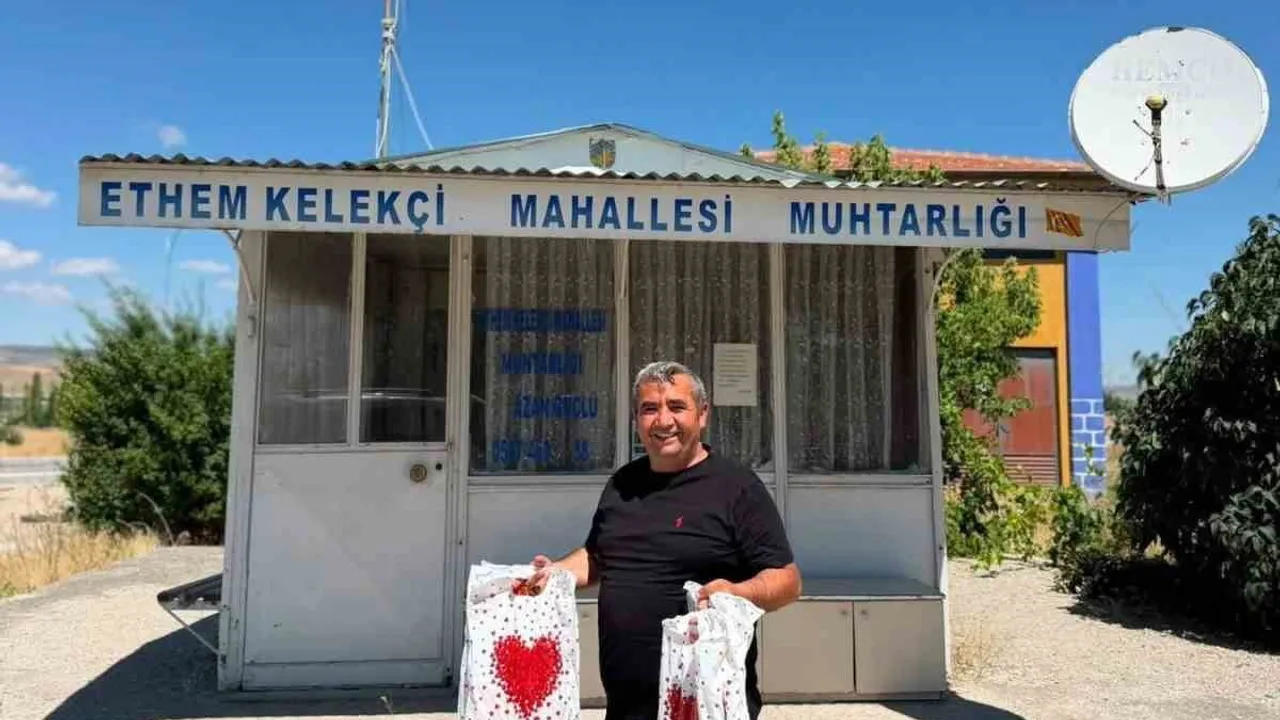 Muhtardan öğrencilere kırtasiye desteğiyle yeni dönem morali