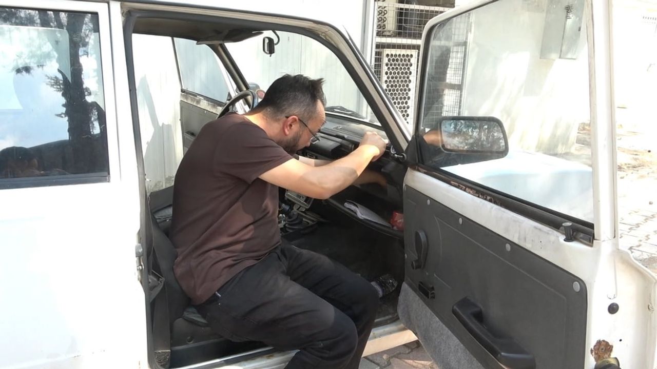 Muhtarın park halindeki aracına zarar verildi; koltuğuna bıçak bırakıldı