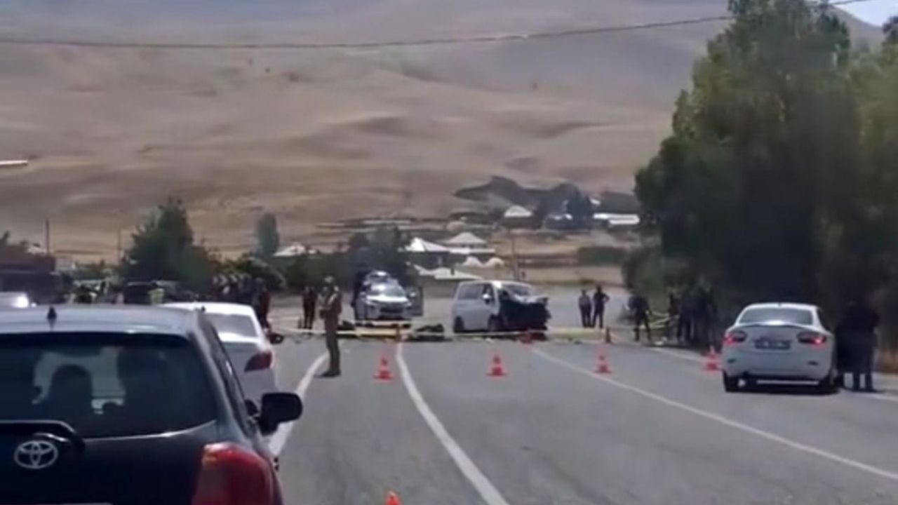 Muradiye'de karşı yön çarpışması: 2 ölü, 9 yaralı