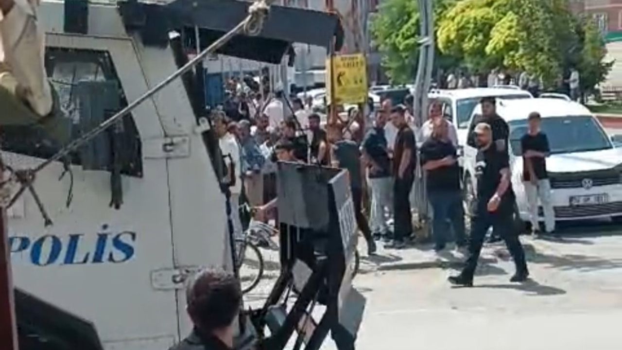 Muradiye'de taşlı sopalı çatışma TOMA ve biber gazı müdahalesiyle kontrol altına alındı