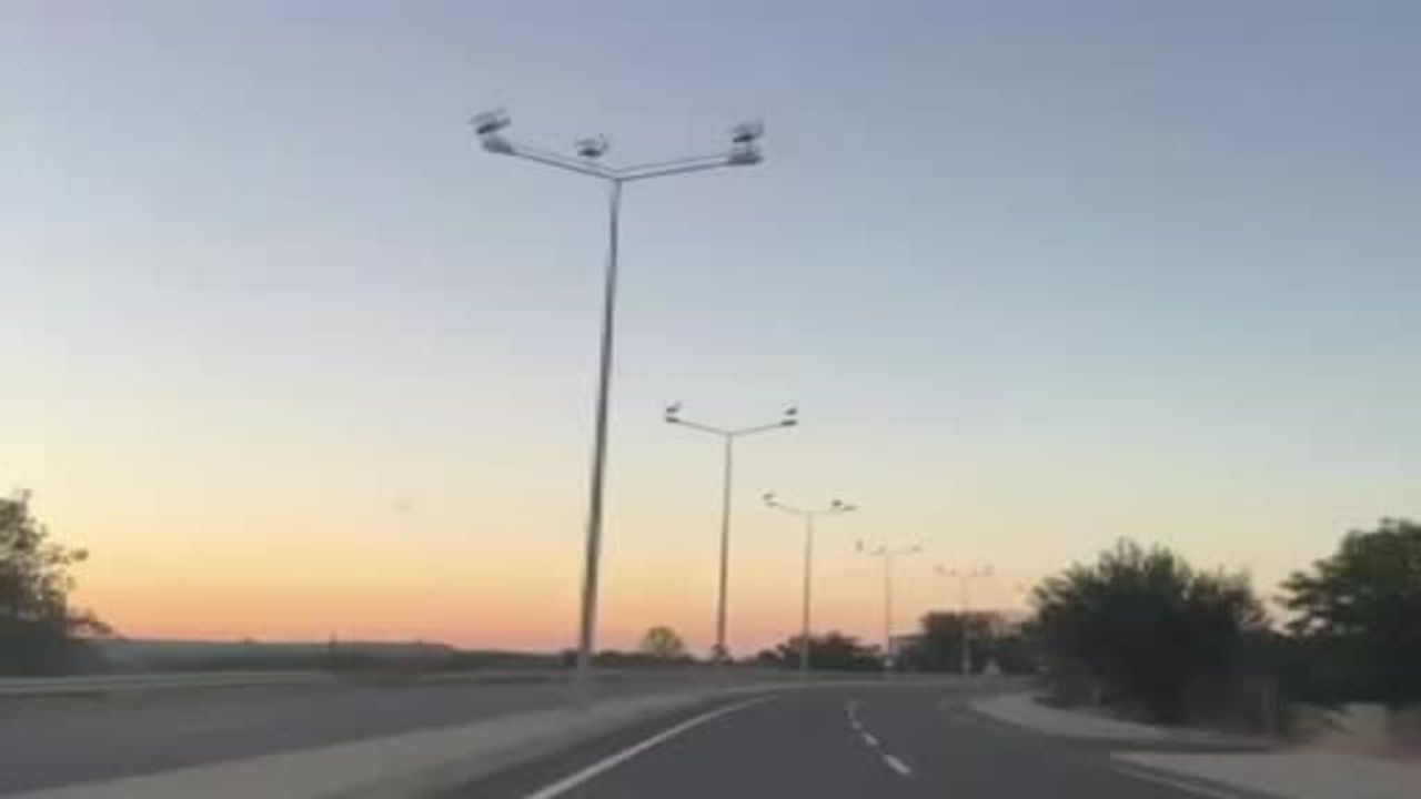 Muratlı'da direkleri mesken tutan leyleklerin renkli akşamları