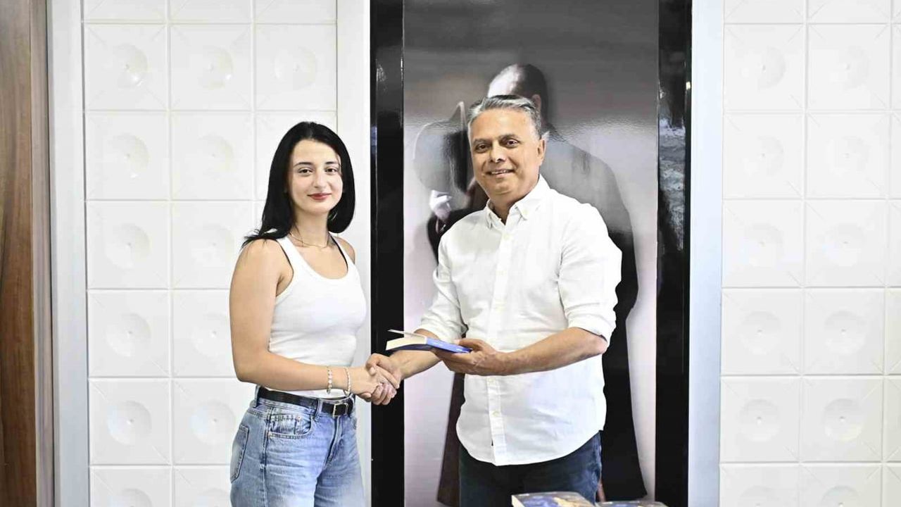 Muratpaşa'da başarılı gençlere hediye desteği