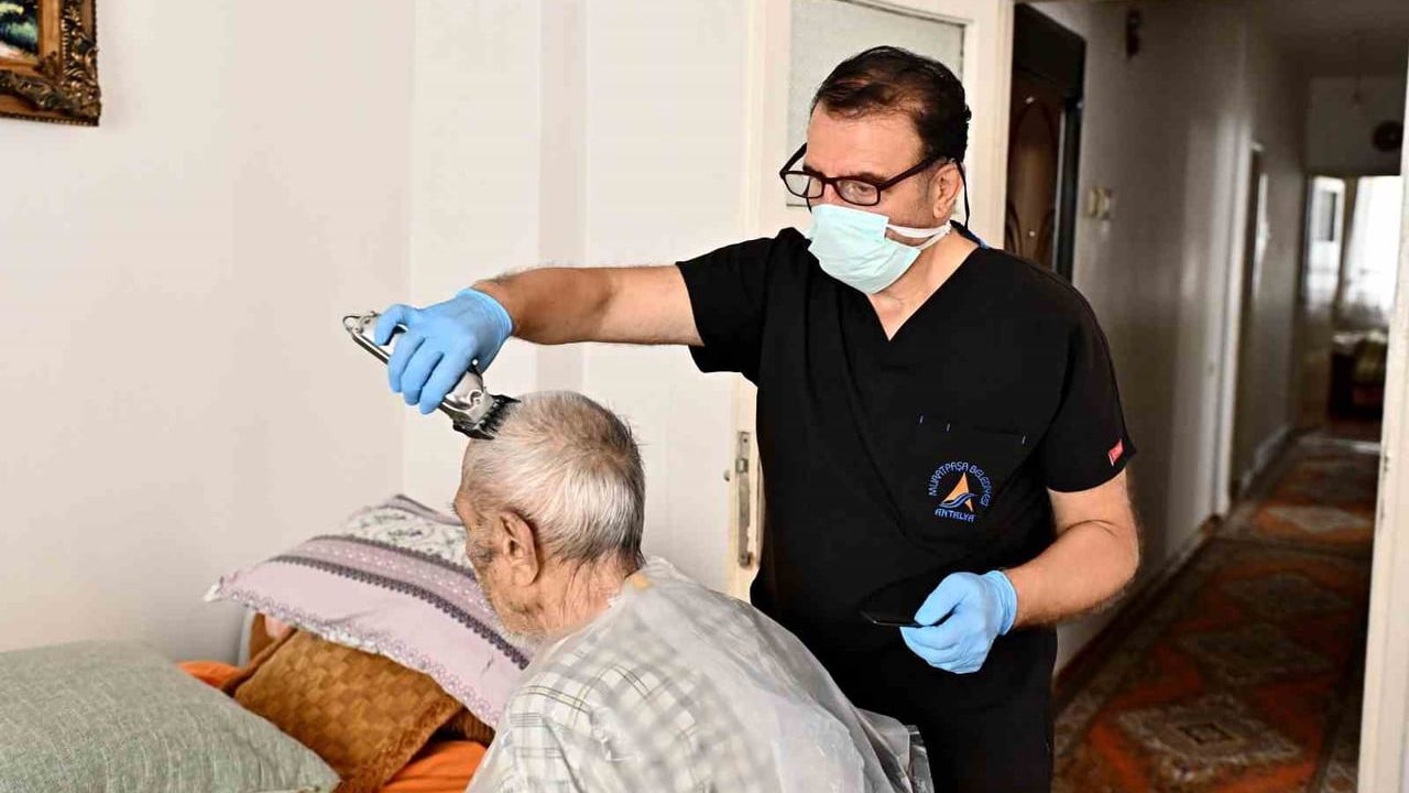 Muratpaşa'da evden sağlık desteği günlük yaşamı kolaylaştırıyor