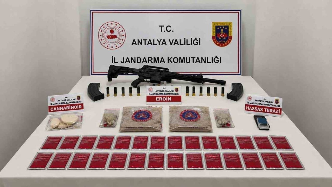 Muratpaşa'da jandarmanın talimatla düzenlediği kapsamlı uyuşturucu operasyonu