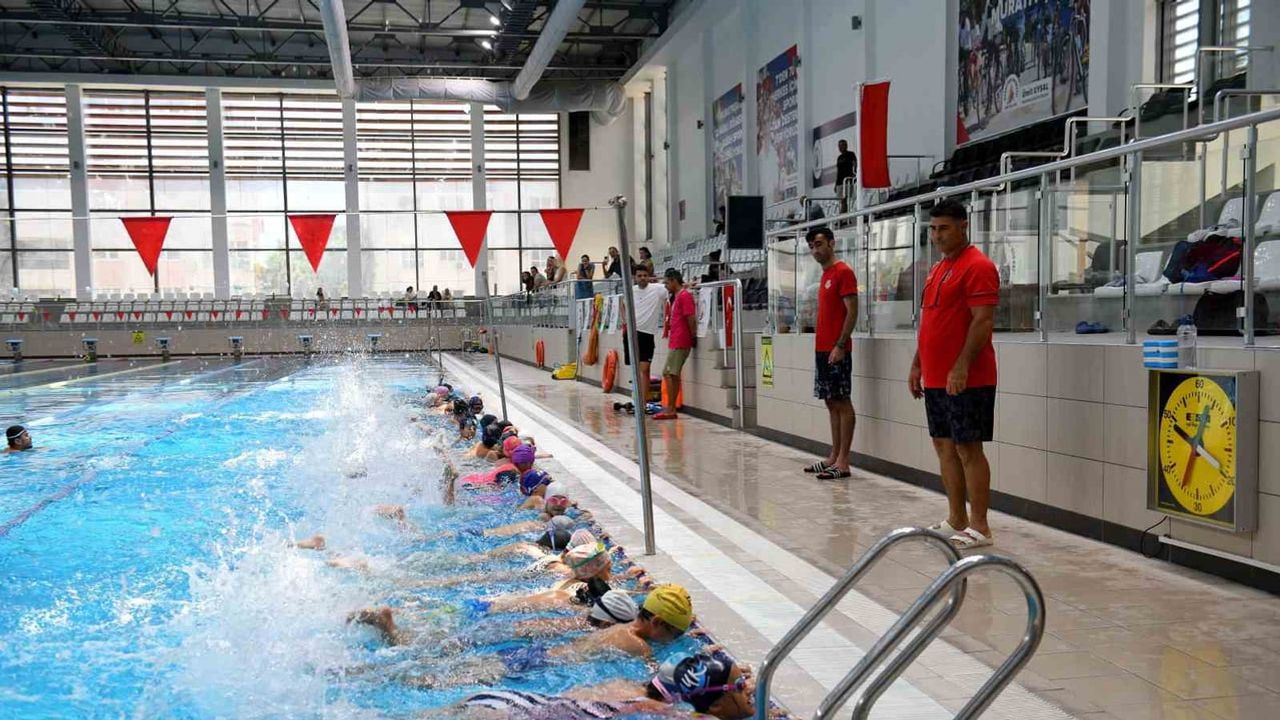 Muratpaşa'da yüzme öğrenmek serinlemekle buluşuyor