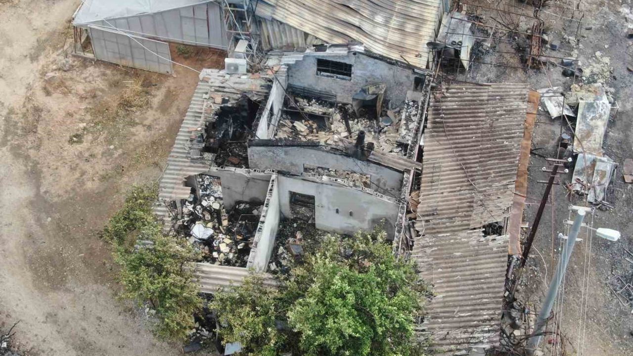 Muratpaşa yangını 78 ve 81 yaşındaki çiftin evini ve anılarını kül etti