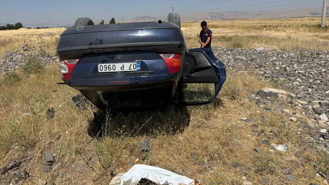 Muş-Bingöl kara yolunda Murat Köprüsü'nde otomobil takla attı: 3 yaralı