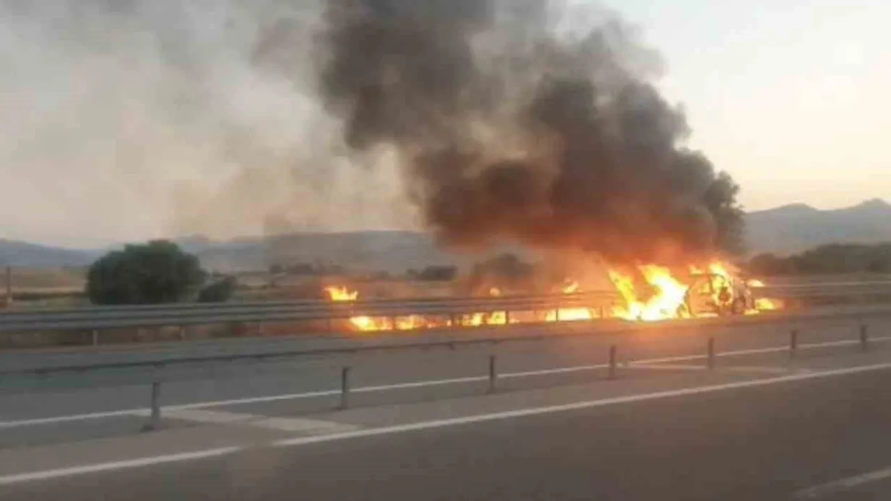 Muş-Bingöl yolunda seyir halindeki araç alev alarak kullanılamaz hale geldi